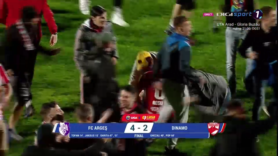 Bucurie fără margini la Mioveni! Fanii lui Dinamo au invadat terenul, imediat după fluierul final al meciului cu FC Argeș_9