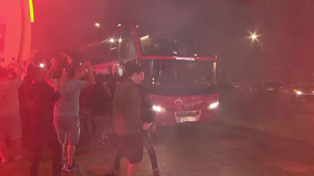 Noapte albă: autocarul lui Dinamo, oprit de fani după promovare: "V-am pupat, ne vedem în Liga 1!"_12