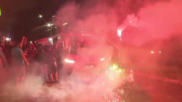 Noapte albă: autocarul lui Dinamo, oprit de fani după promovare: "V-am pupat, ne vedem în Liga 1!"_13