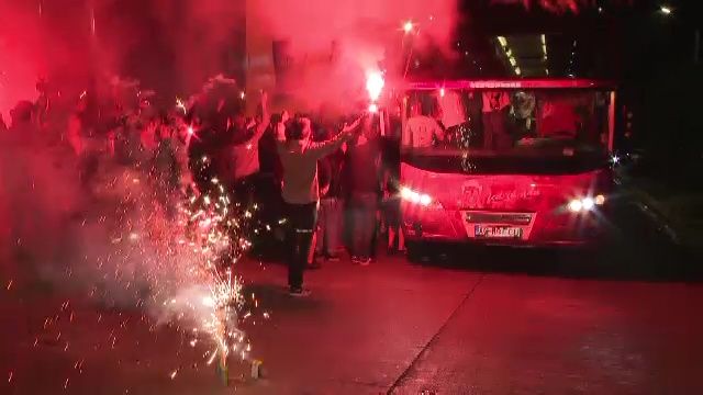 Noapte albă: autocarul lui Dinamo, oprit de fani după promovare: "V-am pupat, ne vedem în Liga 1!"_14