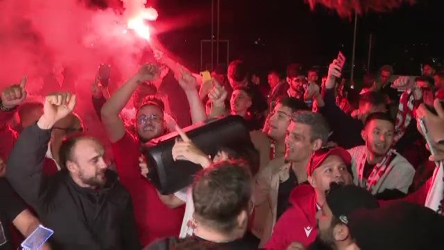 Noapte albă: autocarul lui Dinamo, oprit de fani după promovare: "V-am pupat, ne vedem în Liga 1!"_22