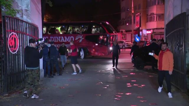 Noapte albă: autocarul lui Dinamo, oprit de fani după promovare: "V-am pupat, ne vedem în Liga 1!"_26