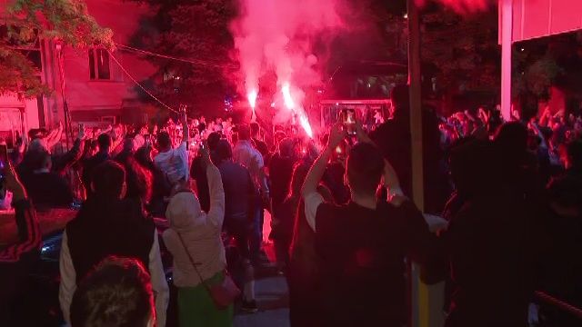 Noapte albă: autocarul lui Dinamo, oprit de fani după promovare: "V-am pupat, ne vedem în Liga 1!"_29