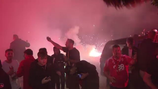 Noapte albă: autocarul lui Dinamo, oprit de fani după promovare: "V-am pupat, ne vedem în Liga 1!"_36