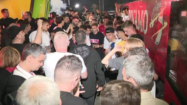 Noapte albă: autocarul lui Dinamo, oprit de fani după promovare: "V-am pupat, ne vedem în Liga 1!"_8