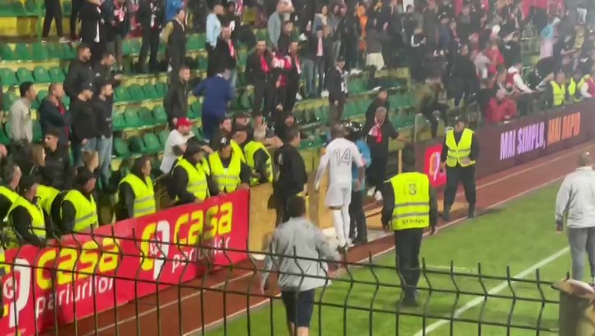 Arnold Garita reclamă după meciul cu Dinamo: "Fanii lor m-au numit gorilă! L-am avertizat pe arbitru, dar n-a făcut nimic"_5