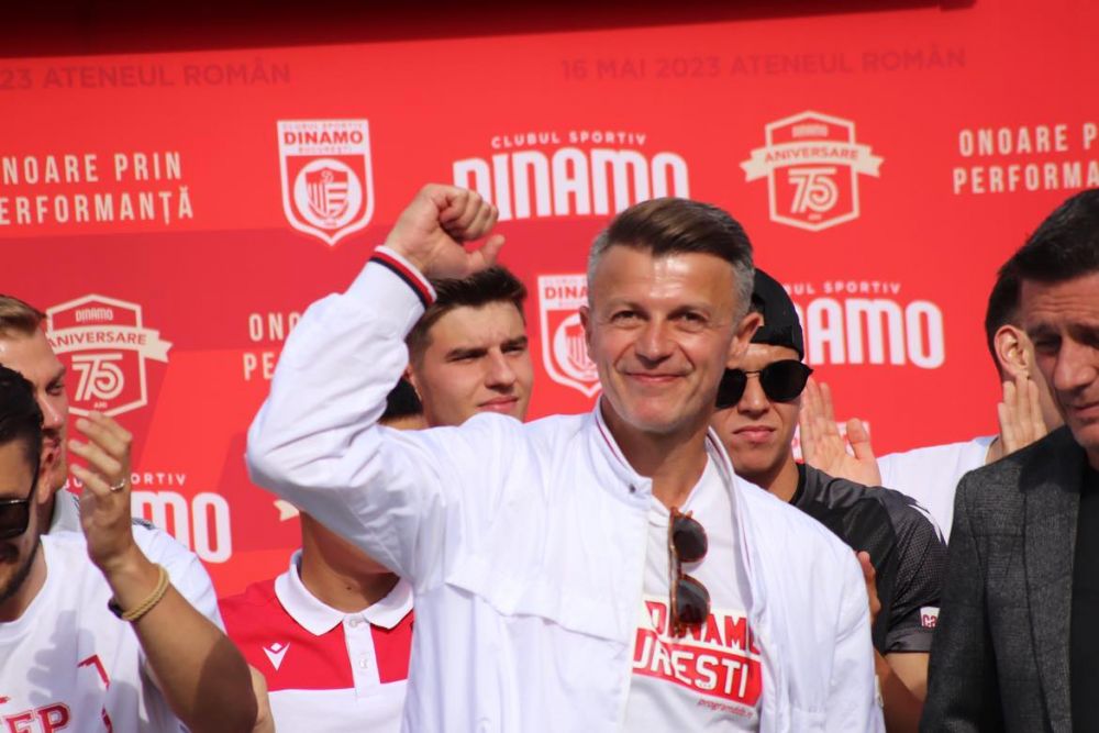 Sărbătoare în Ștefan cel Mare! Ovidiu Burcă și jucătorii, petrecere „acasă” cu mii de fani după ce Dinamo a promovat  _17