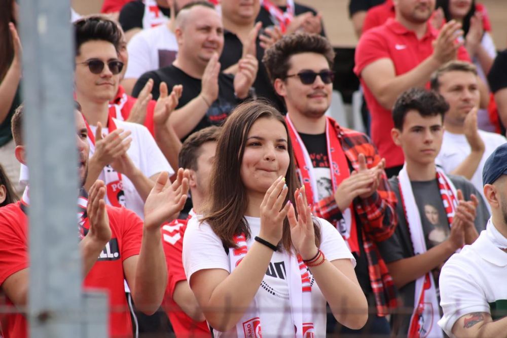Sărbătoare în Ștefan cel Mare! Ovidiu Burcă și jucătorii, petrecere „acasă” cu mii de fani după ce Dinamo a promovat  _18