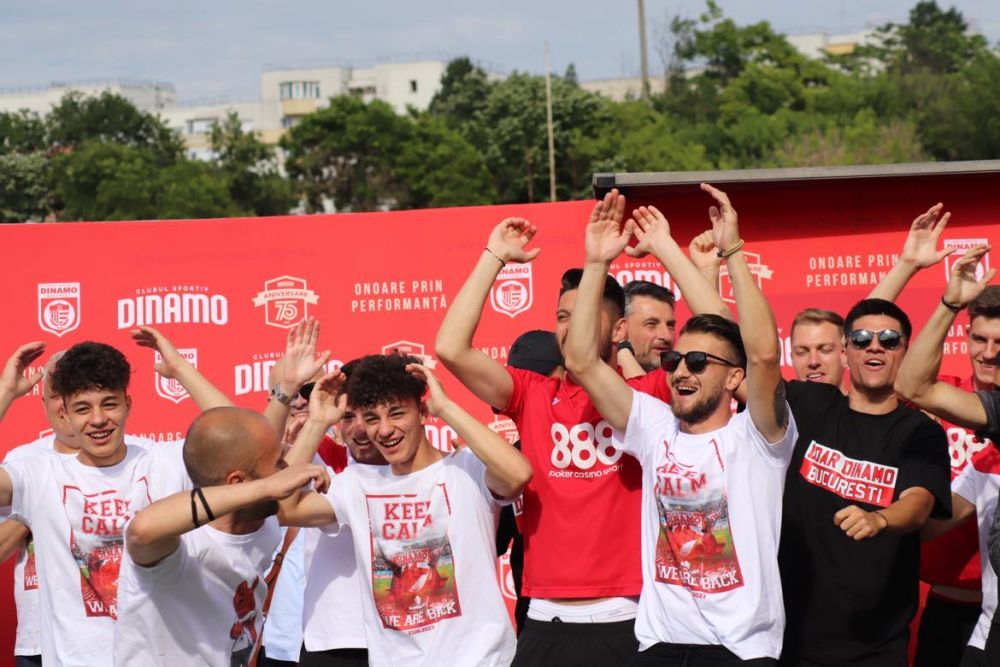 Sărbătoare în Ștefan cel Mare! Ovidiu Burcă și jucătorii, petrecere „acasă” cu mii de fani după ce Dinamo a promovat  _19