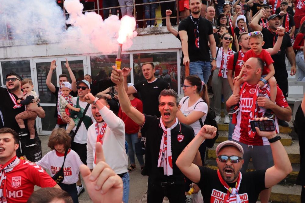 Sărbătoare în Ștefan cel Mare! Ovidiu Burcă și jucătorii, petrecere „acasă” cu mii de fani după ce Dinamo a promovat  _3