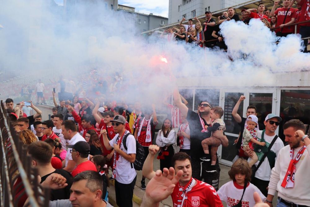 Sărbătoare în Ștefan cel Mare! Ovidiu Burcă și jucătorii, petrecere „acasă” cu mii de fani după ce Dinamo a promovat  _22
