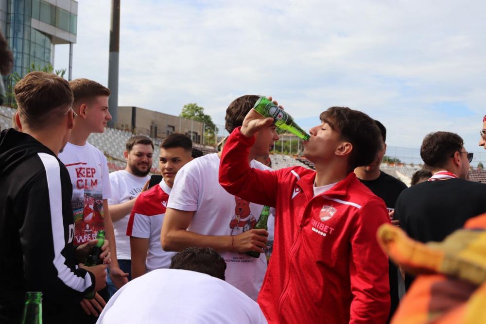 Sărbătoare în Ștefan cel Mare! Ovidiu Burcă și jucătorii, petrecere „acasă” cu mii de fani după ce Dinamo a promovat  _29