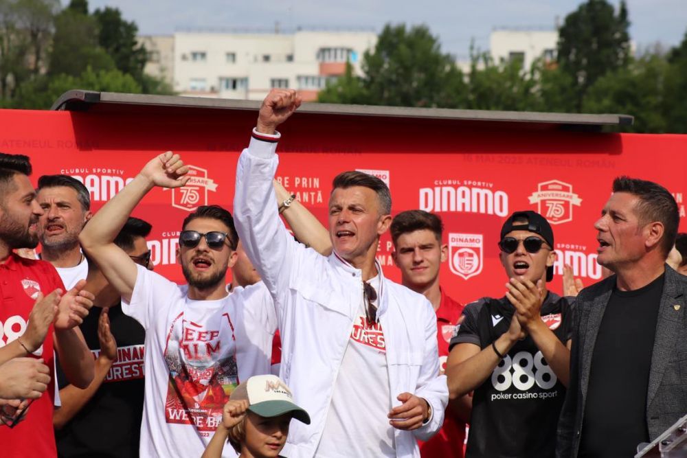 Sărbătoare în Ștefan cel Mare! Ovidiu Burcă și jucătorii, petrecere „acasă” cu mii de fani după ce Dinamo a promovat  _4