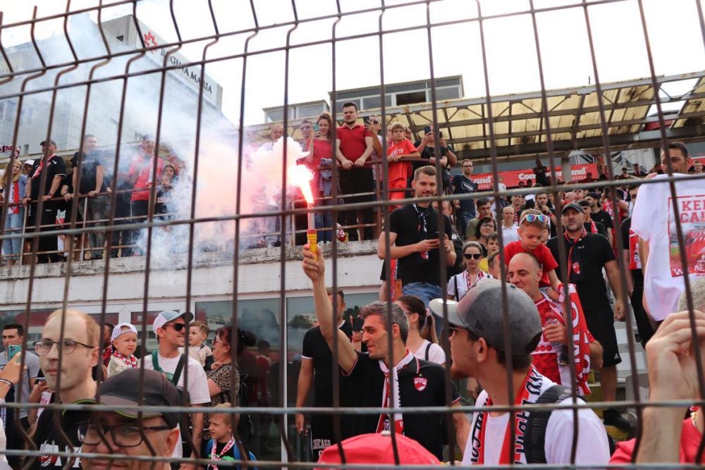 Sărbătoare în Ștefan cel Mare! Ovidiu Burcă și jucătorii, petrecere „acasă” cu mii de fani după ce Dinamo a promovat  _37