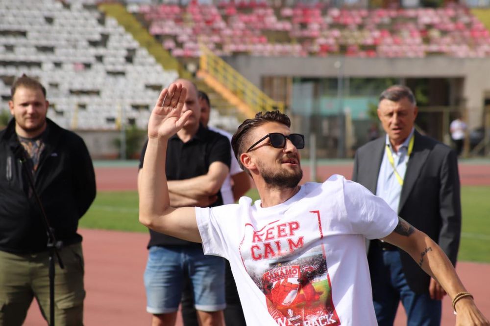 Sărbătoare în Ștefan cel Mare! Ovidiu Burcă și jucătorii, petrecere „acasă” cu mii de fani după ce Dinamo a promovat  _5
