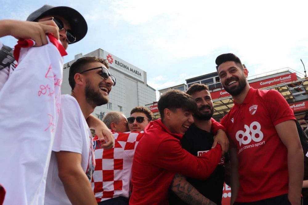 Sărbătoare în Ștefan cel Mare! Ovidiu Burcă și jucătorii, petrecere „acasă” cu mii de fani după ce Dinamo a promovat  _45