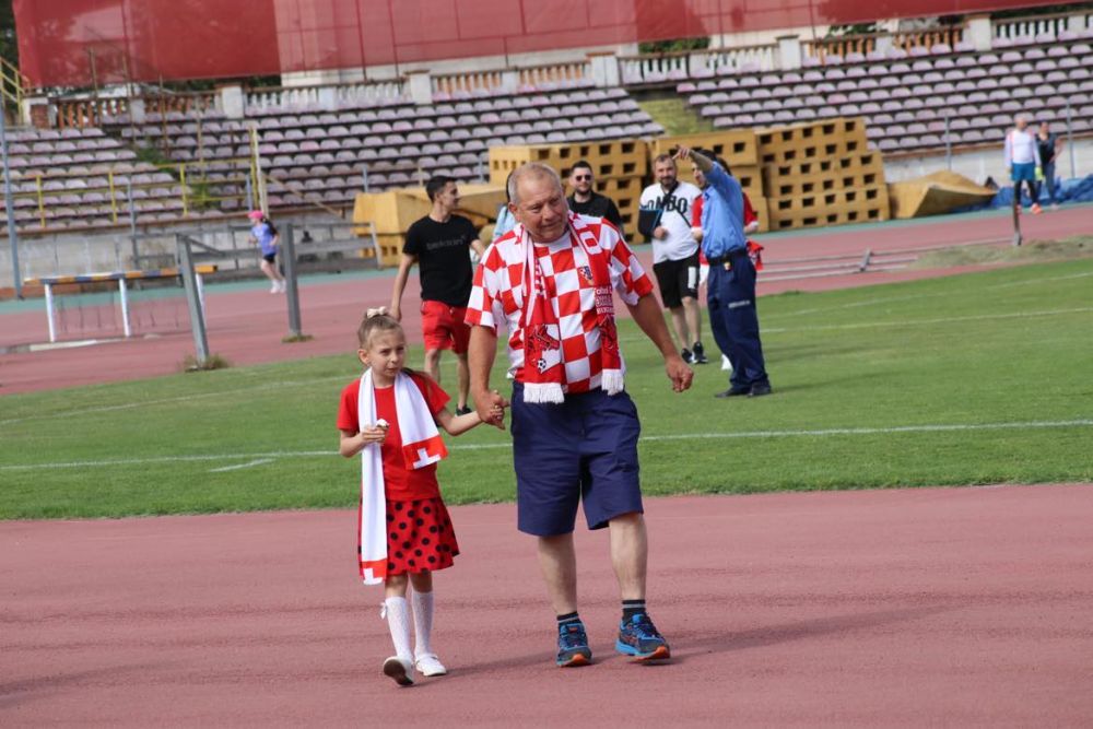 Sărbătoare în Ștefan cel Mare! Ovidiu Burcă și jucătorii, petrecere „acasă” cu mii de fani după ce Dinamo a promovat  _48
