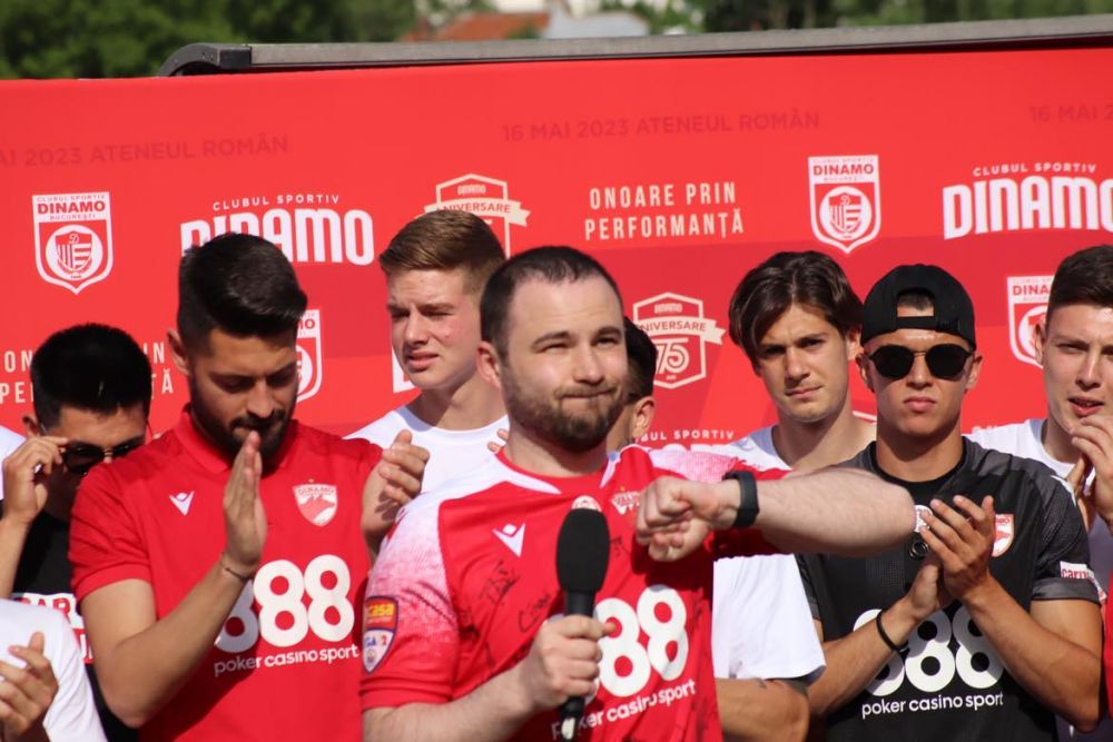 Sărbătoare în Ștefan cel Mare! Ovidiu Burcă și jucătorii, petrecere „acasă” cu mii de fani după ce Dinamo a promovat  _52