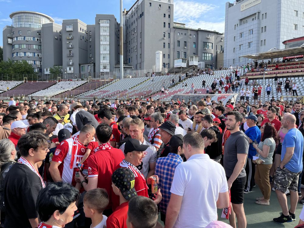 Sărbătoare în Ștefan cel Mare! Ovidiu Burcă și jucătorii, petrecere „acasă” cu mii de fani după ce Dinamo a promovat  _62