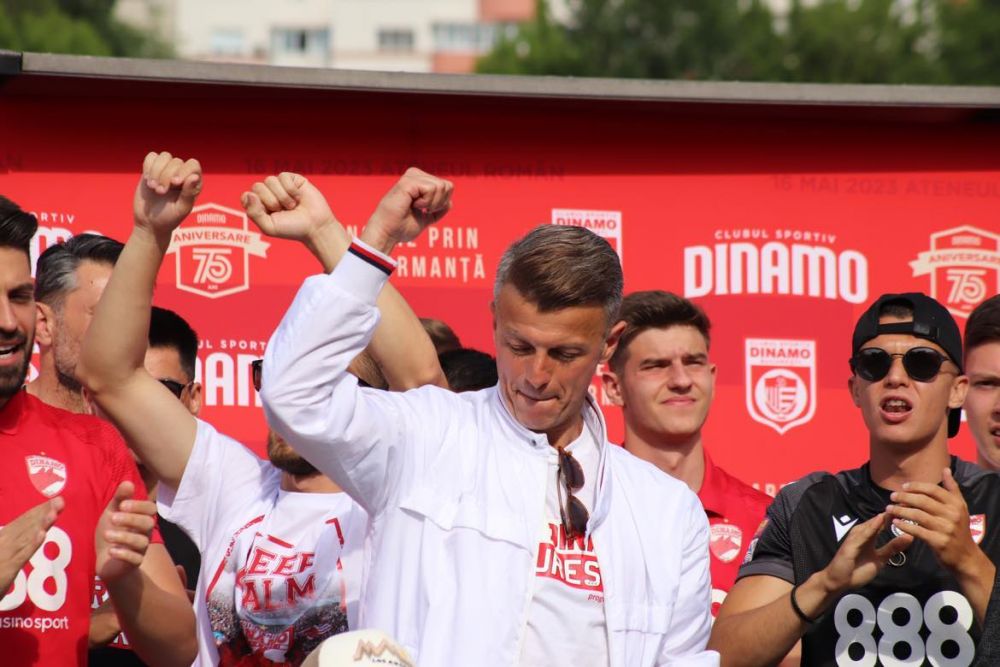 Sărbătoare în Ștefan cel Mare! Ovidiu Burcă și jucătorii, petrecere „acasă” cu mii de fani după ce Dinamo a promovat  _10