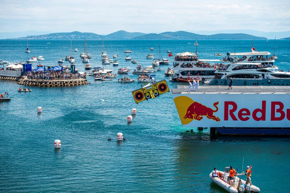 Red Bull Flugtag, competiția mașinăriilor zburătoare și a piloților neînfricați, vine în septembrie la București_2