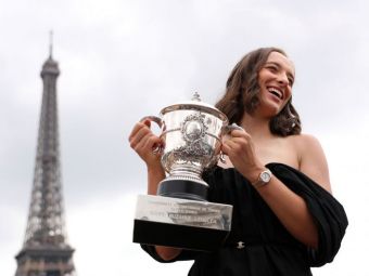 
	Iga Swiatek, campioană și în plan vestimentar! Cum și-a prezentat al treilea trofeu câștigat la Roland Garros
