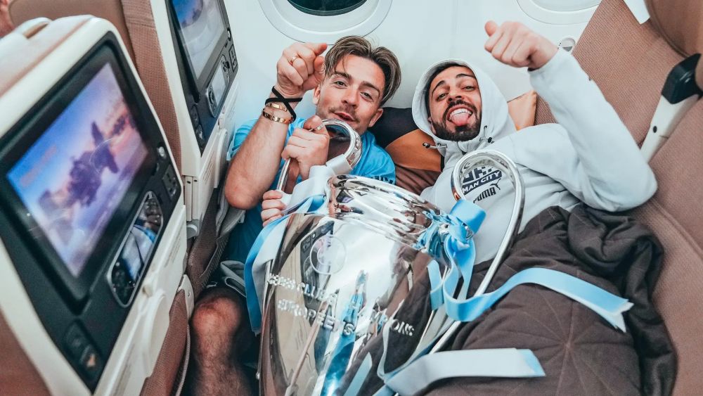 Cele mai tari imagini cu superstarurile lui Manchester City! Cum s-au bucurat jucătorii în avion, după ce au câștigat UCL_6