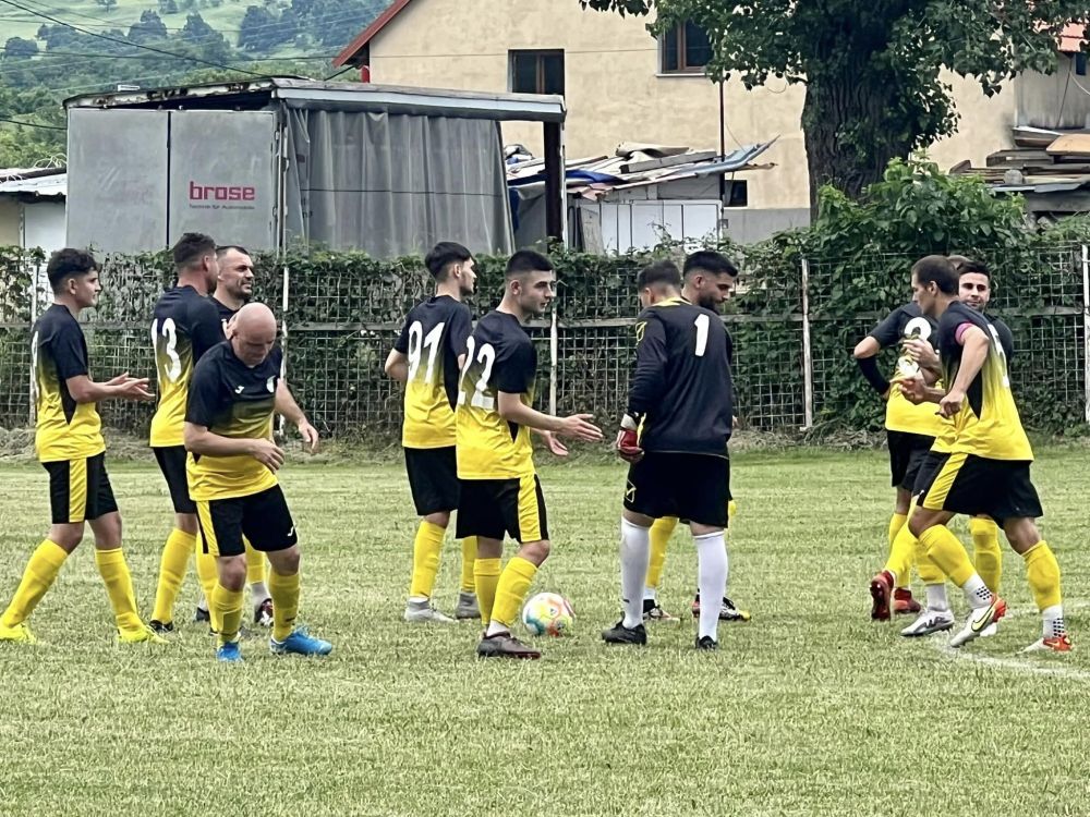 Un sat cât o țară! Echipa de fotbal din Slatina-Timiș, campioană în Caraș-Severin: 14-2 cu Foresta în ultima etapă, urmează barajul pentru Liga 3_8