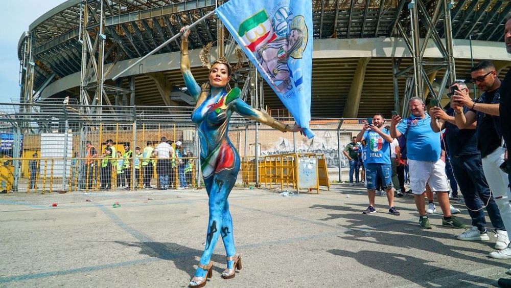 „Sutienul se chinuie mai mult decât Acerbi cu Haaland!” Cum a apărut cea mai sexy fană a lui Napoli la finala Champions League _27