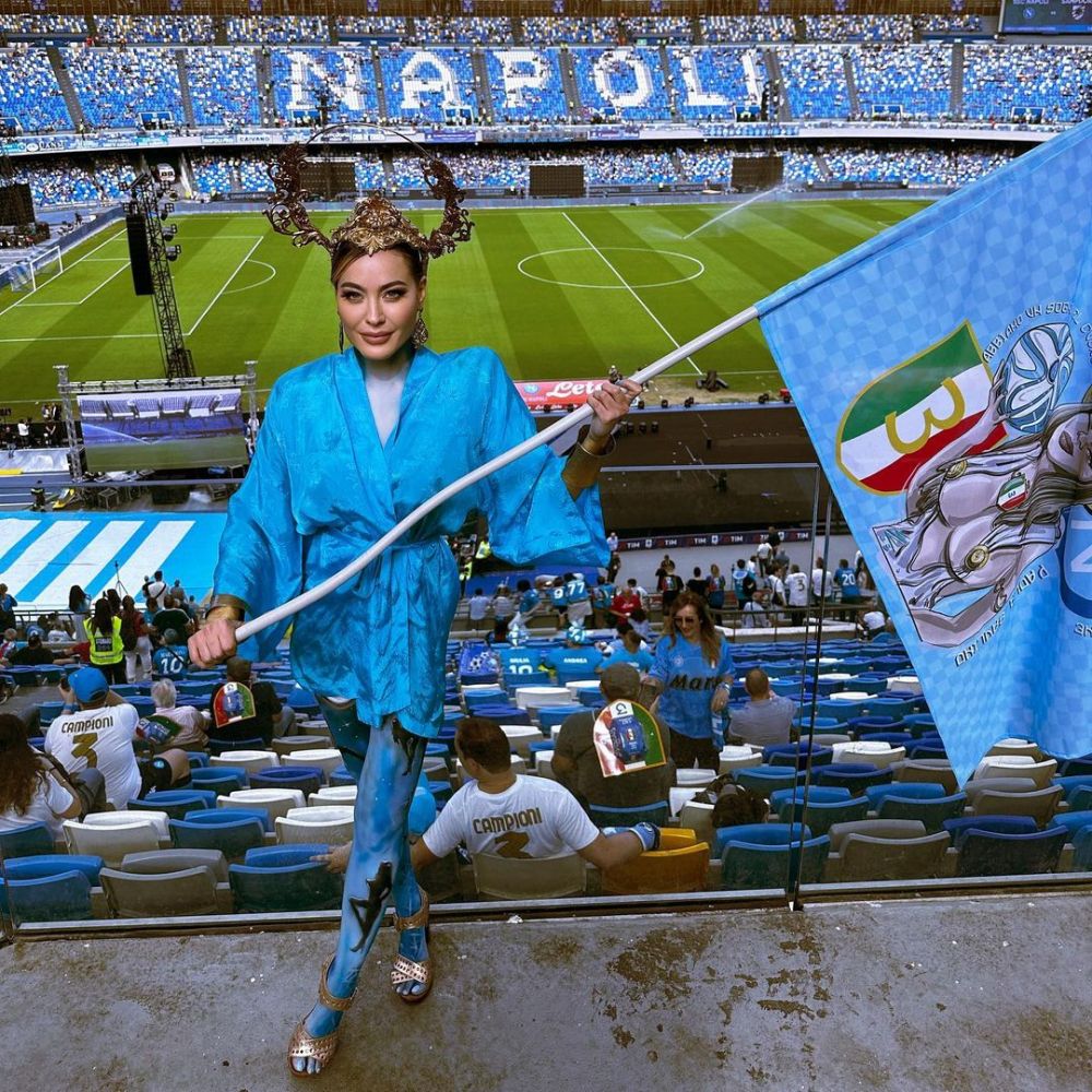 „Sutienul se chinuie mai mult decât Acerbi cu Haaland!” Cum a apărut cea mai sexy fană a lui Napoli la finala Champions League _30