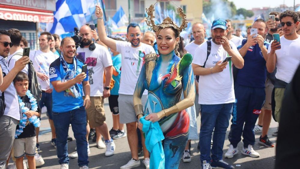 „Sutienul se chinuie mai mult decât Acerbi cu Haaland!” Cum a apărut cea mai sexy fană a lui Napoli la finala Champions League _33
