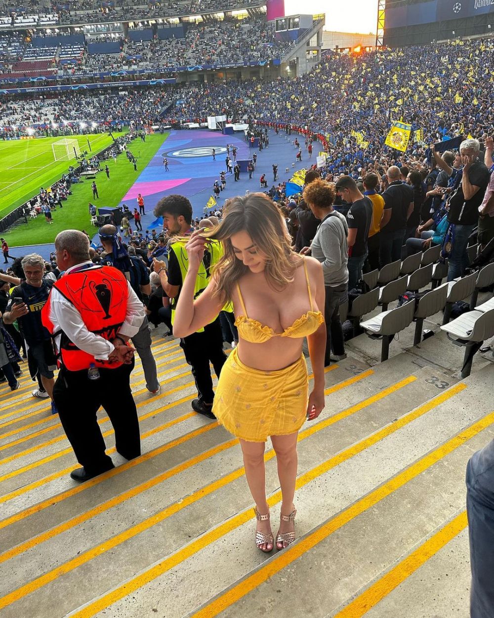„Sutienul se chinuie mai mult decât Acerbi cu Haaland!” Cum a apărut cea mai sexy fană a lui Napoli la finala Champions League _38