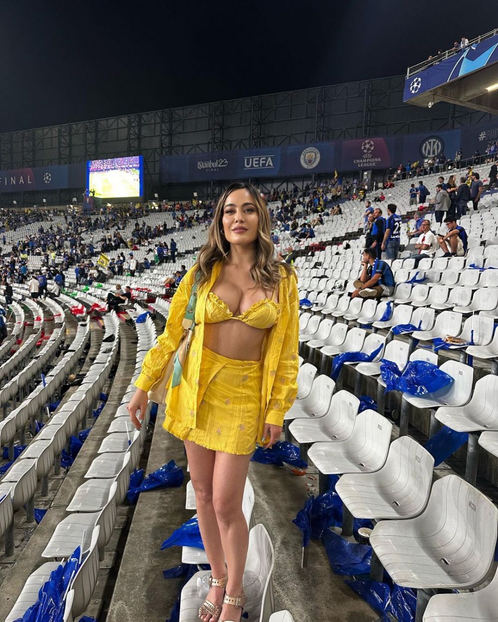 „Sutienul se chinuie mai mult decât Acerbi cu Haaland!” Cum a apărut cea mai sexy fană a lui Napoli la finala Champions League _48