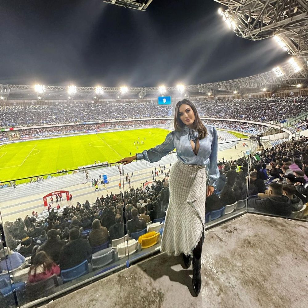 „Sutienul se chinuie mai mult decât Acerbi cu Haaland!” Cum a apărut cea mai sexy fană a lui Napoli la finala Champions League _62