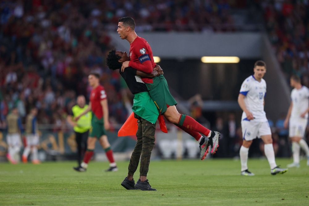 E faza serii! A sărit pe teren și l-a ridicat în brațe pe Cristiano Ronaldo ca pe un fulg! Cum a reacționat portughezul _2