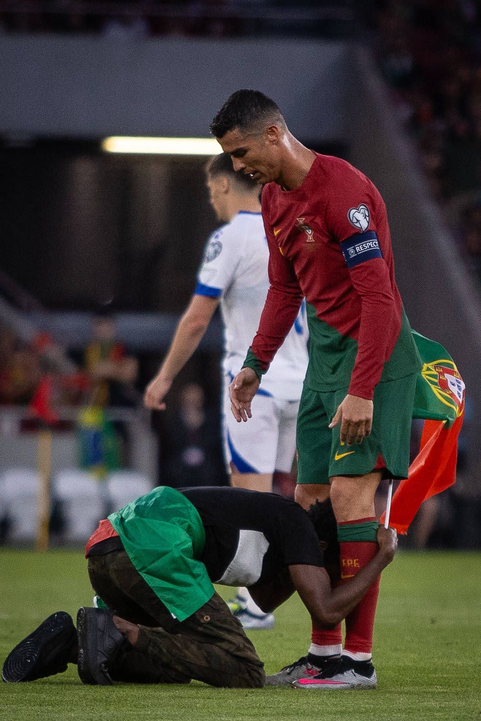 E faza serii! A sărit pe teren și l-a ridicat în brațe pe Cristiano Ronaldo ca pe un fulg! Cum a reacționat portughezul _6