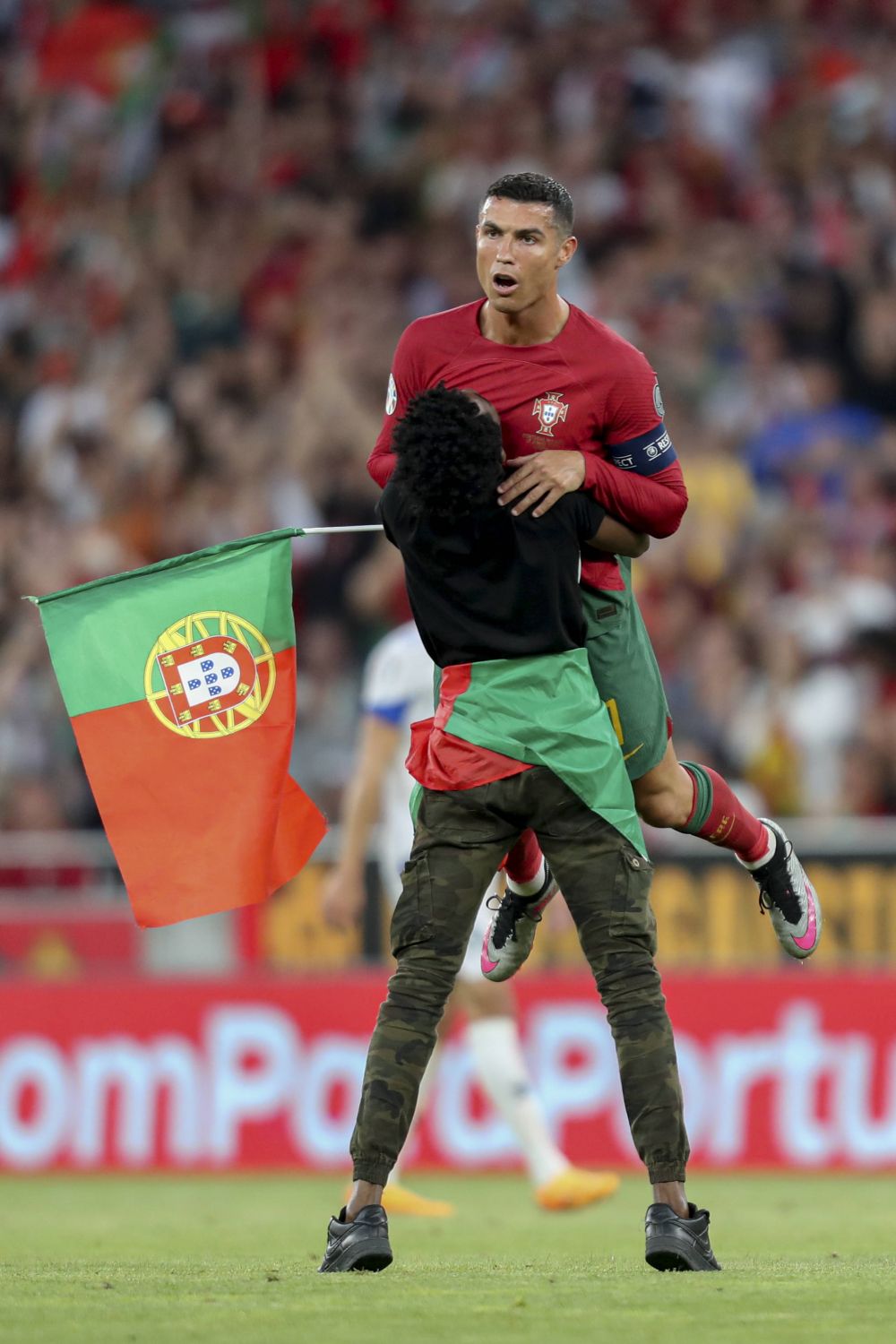 E faza serii! A sărit pe teren și l-a ridicat în brațe pe Cristiano Ronaldo ca pe un fulg! Cum a reacționat portughezul _9