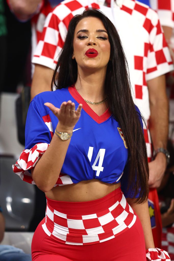 Doar nu lipsea ea! Ivana Knoll și-a pus cea mai scurtă fustă și a mers să susțină Croația în finala Nations League _112
