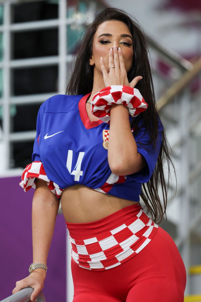 Doar nu lipsea ea! Ivana Knoll și-a pus cea mai scurtă fustă și a mers să susțină Croația în finala Nations League _127