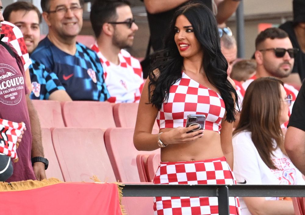 Doar nu lipsea ea! Ivana Knoll și-a pus cea mai scurtă fustă și a mers să susțină Croația în finala Nations League _24