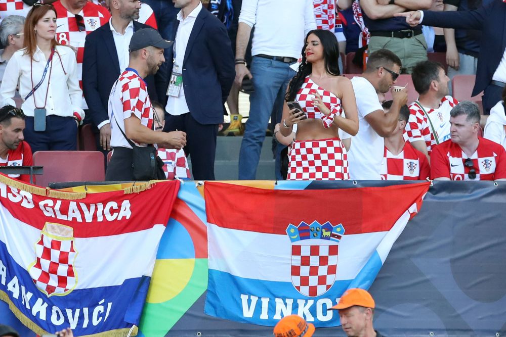 Doar nu lipsea ea! Ivana Knoll și-a pus cea mai scurtă fustă și a mers să susțină Croația în finala Nations League _27