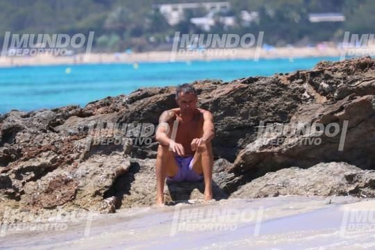 Care negocieri cu PSG? Luis Enrique și soția, surprinși la plajă în Ibiza!_1