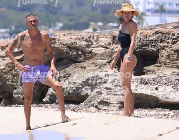 Care negocieri cu PSG? Luis Enrique și soția, surprinși la plajă în Ibiza!_2