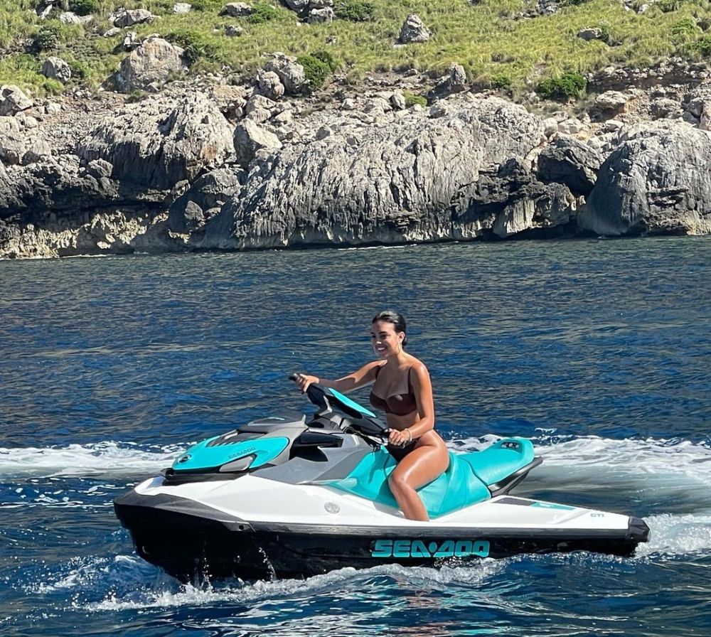 Georgina Rodriguez, apariție sexy în cel mai minuscul bikini! Imagini din vacanța cu Cristiano Ronaldo de pe yachtul de 6 milioane de euro _61