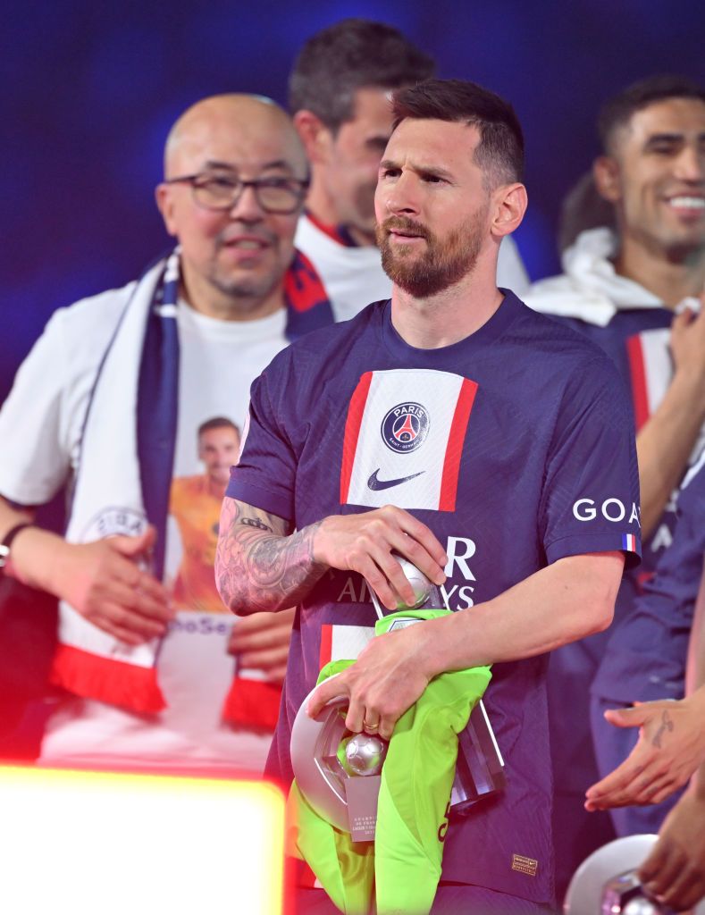 PSG l-a premiat la plecare, Messi i-a dat trofeul lui Neymar pentru a-l licita! Suma incredibilă pe care s-a vândut _3