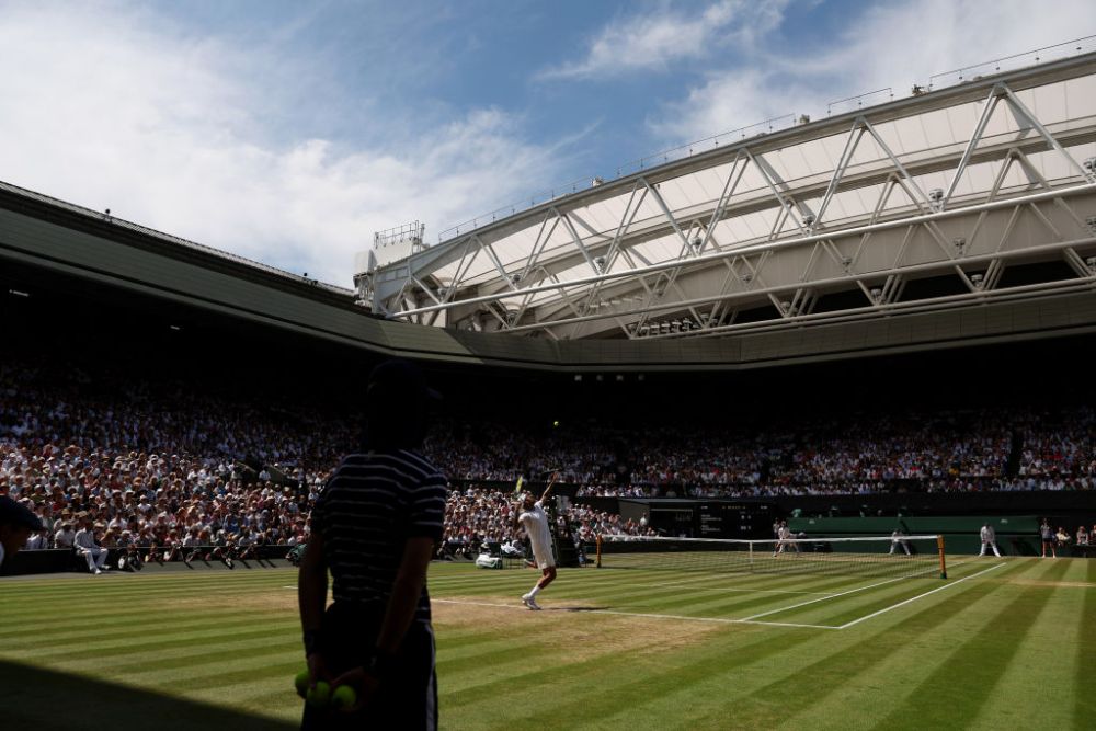 Wimbledon 2023 | Djokovic oferă imaginea primei zile de turneu: a șters iarba cu prosopul, în uralele spectatorilor _19