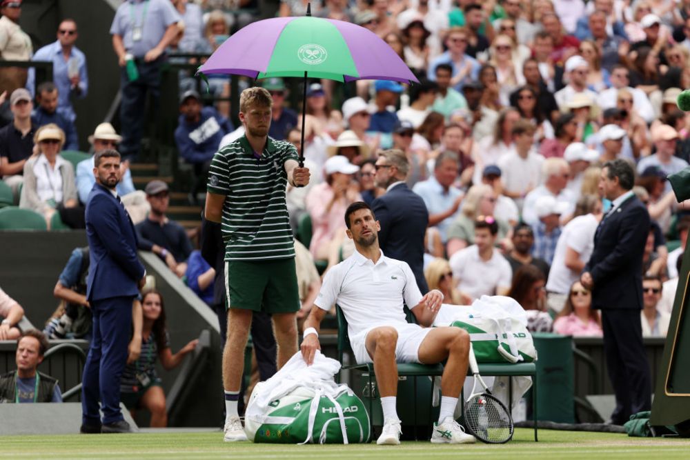 Wimbledon 2023 | Djokovic oferă imaginea primei zile de turneu: a șters iarba cu prosopul, în uralele spectatorilor _21