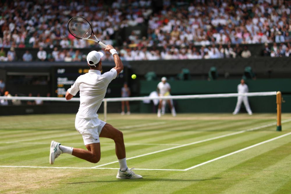 Wimbledon 2023 | Djokovic oferă imaginea primei zile de turneu: a șters iarba cu prosopul, în uralele spectatorilor _22