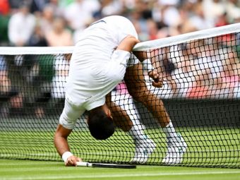 
	Wimbledon 2023 | Djokovic oferă imaginea primei zile de turneu: a șters iarba cu prosopul, în uralele spectatorilor&nbsp;
