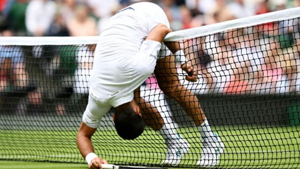 
	Wimbledon 2023 | Djokovic oferă imaginea primei zile de turneu: a șters iarba cu prosopul, în uralele spectatorilor&nbsp;
